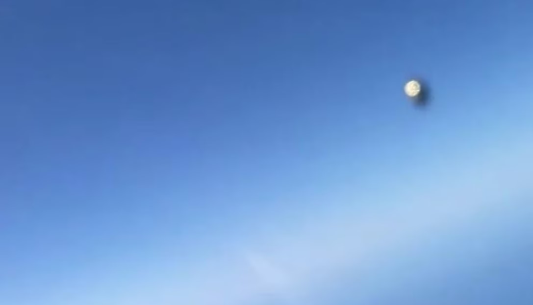 Un objeto anómalo aparece en un video capturado por un avión de combate en 2021